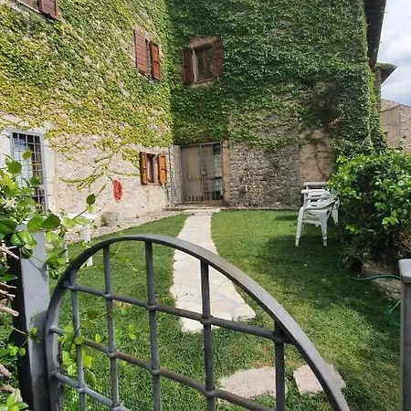 مزرعة للإقامة Il Borgo Di Cornillo