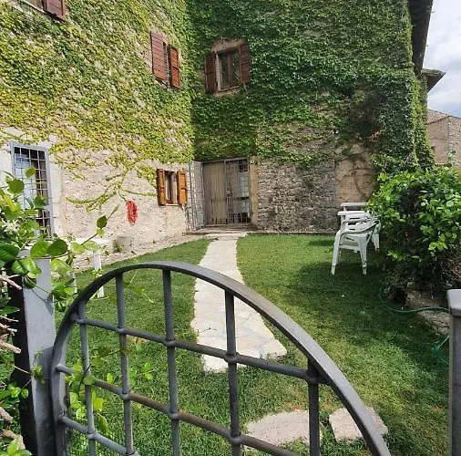 مزرعة للإقامة Il Borgo Di Cornillo