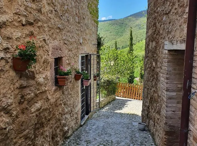 مزرعة للإقامة Il Borgo Di Cornillo